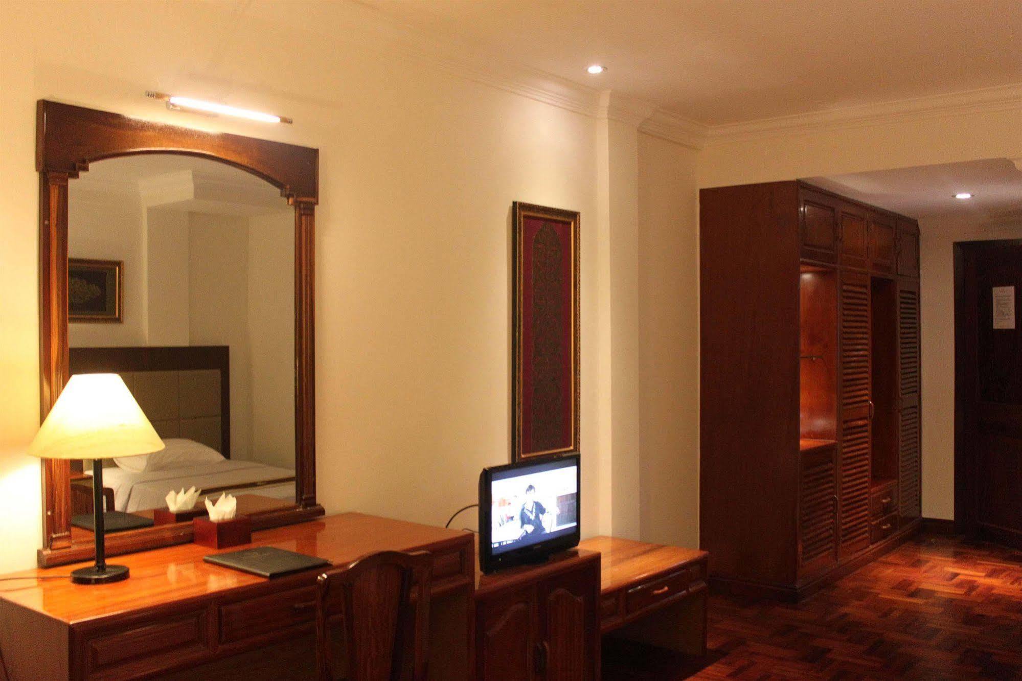 Diamond Hotel Phnom Pen Exterior foto