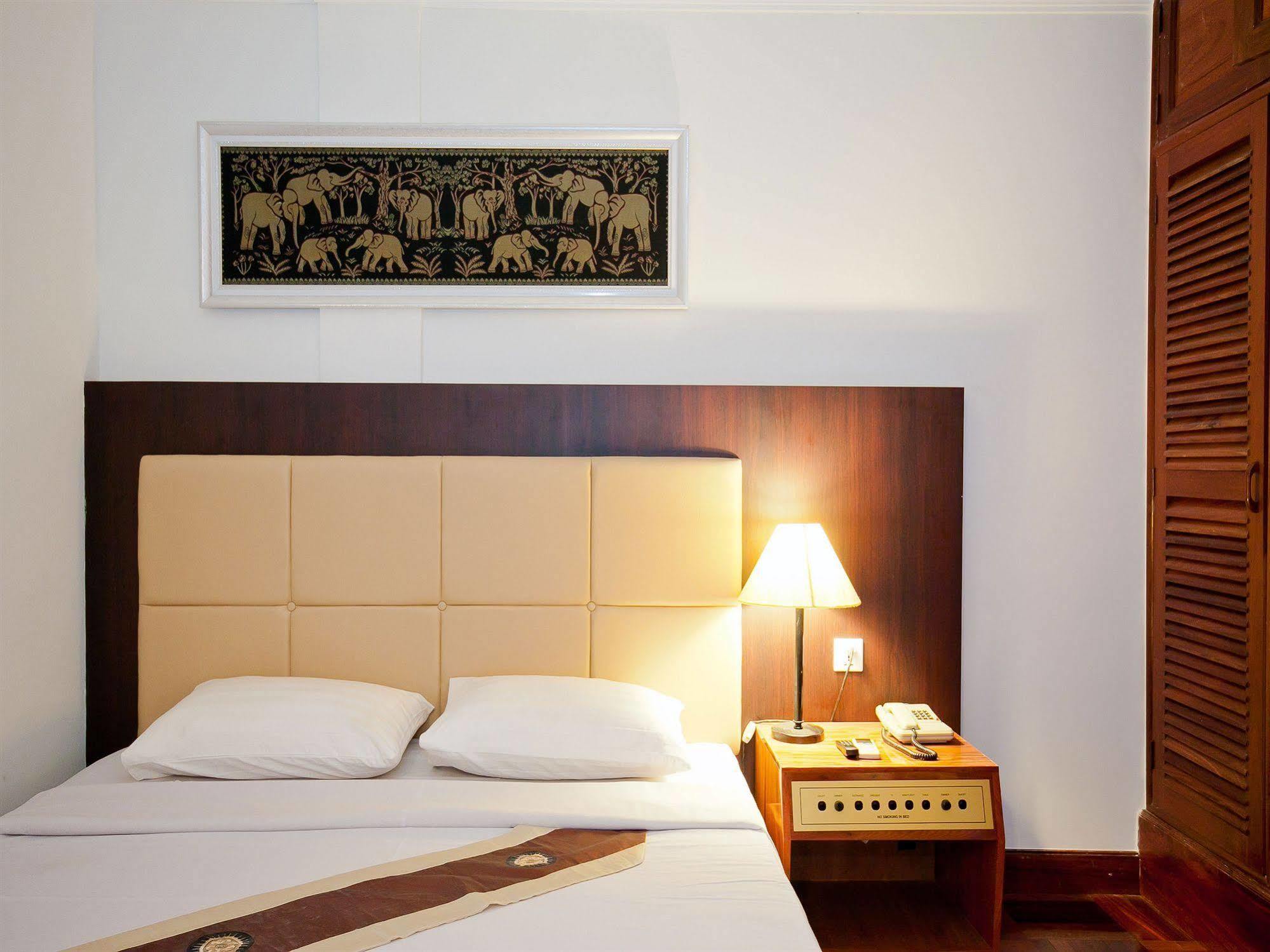 Diamond Hotel Phnom Pen Exterior foto