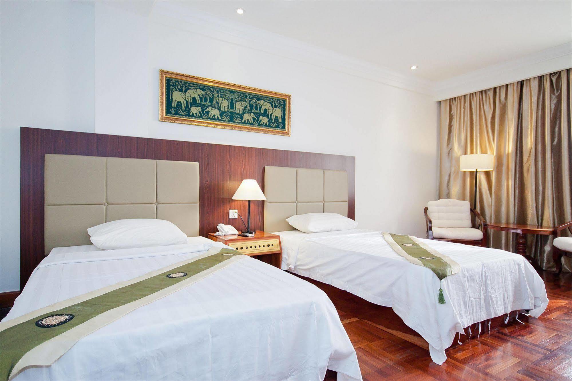 Diamond Hotel Phnom Pen Exterior foto