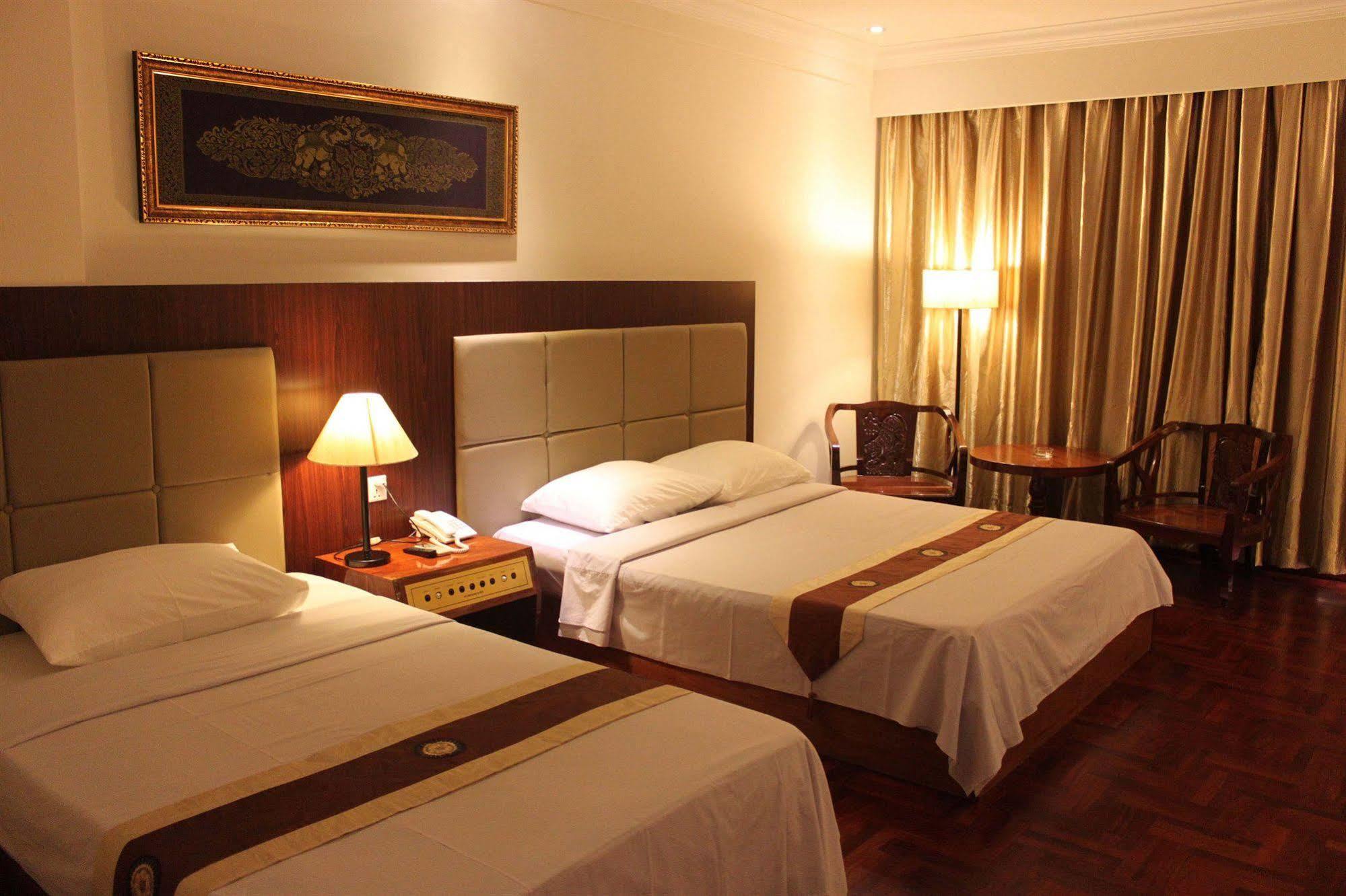 Diamond Hotel Phnom Pen Exterior foto