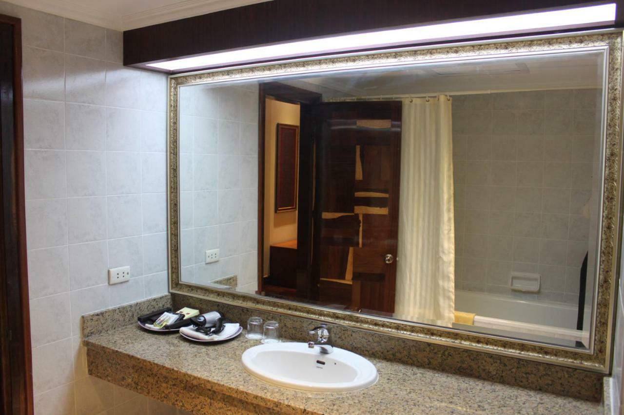 Diamond Hotel Phnom Pen Exterior foto
