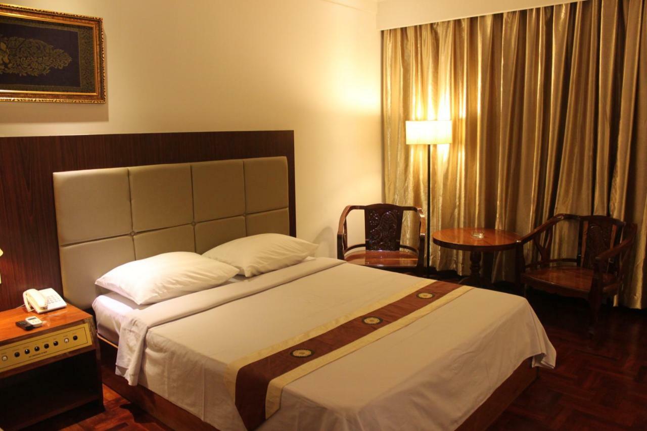 Diamond Hotel Phnom Pen Exterior foto