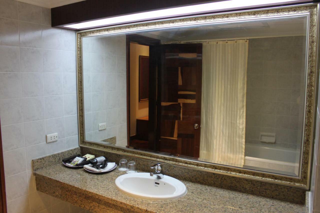 Diamond Hotel Phnom Pen Exterior foto